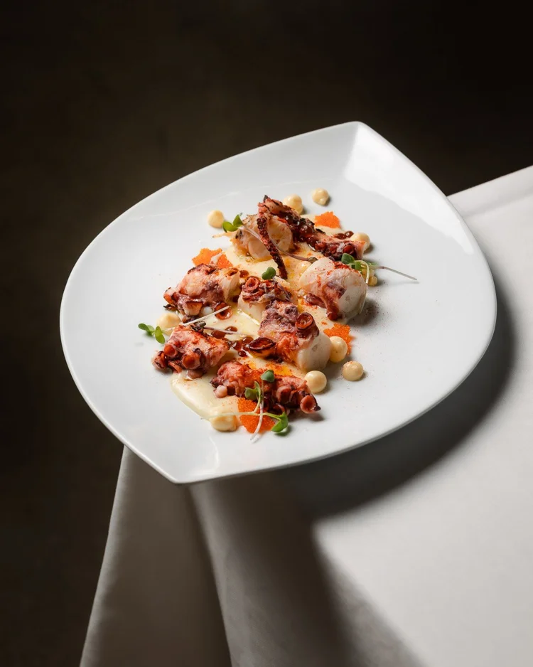 Pulpo sobre puré con brotes verdes