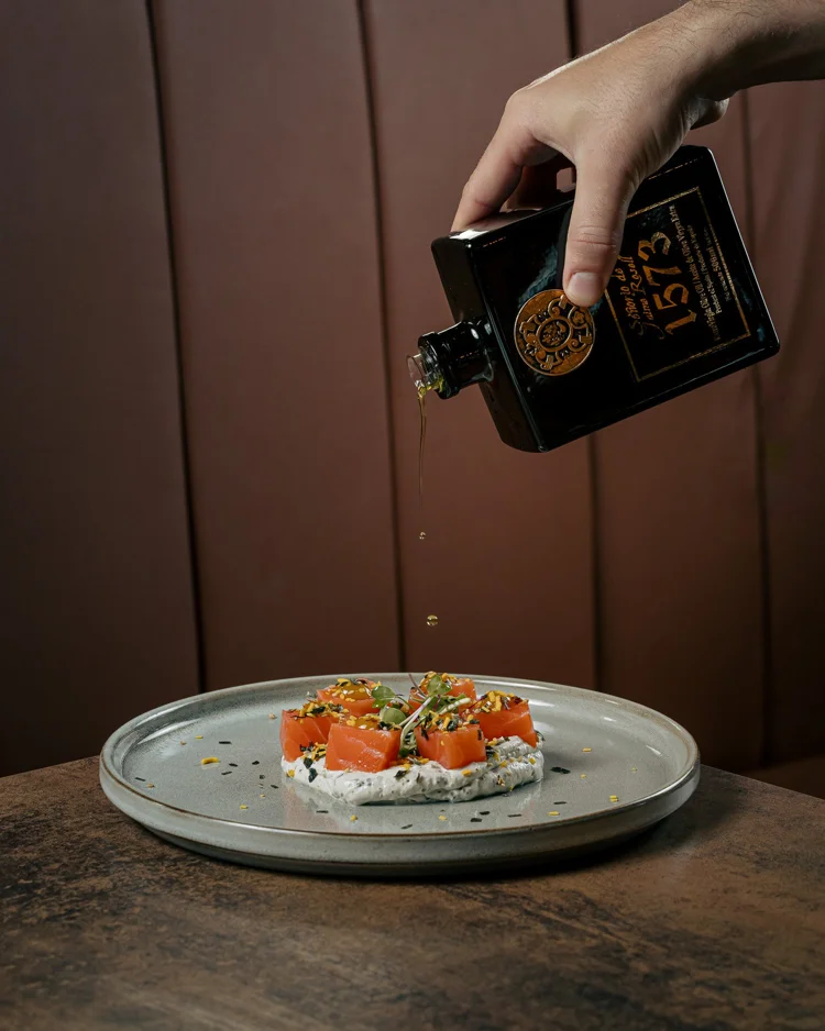 Aceite de oliva sobre rollos de salmón