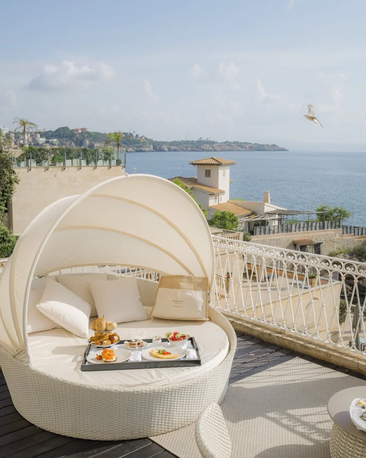 Desayuno en una terraza con vistas al mar
