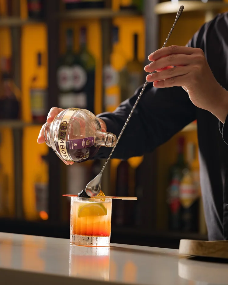 Preparación de un cóctel con Chambord