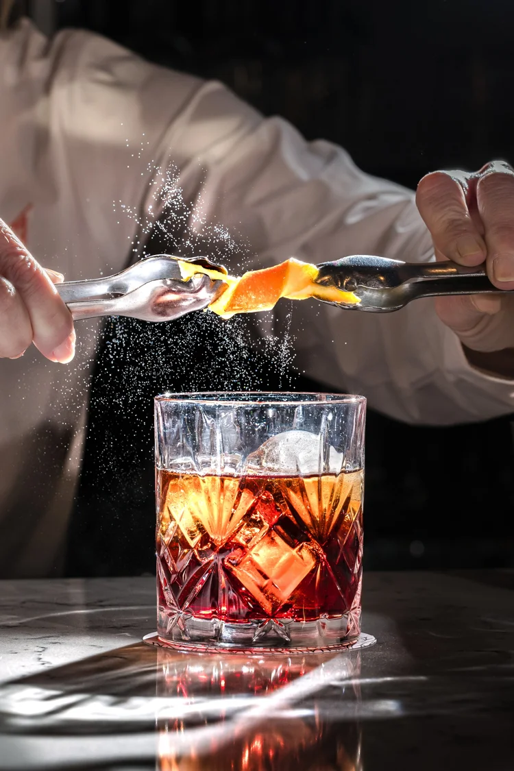 Cóctel de whisky y piel de naranja