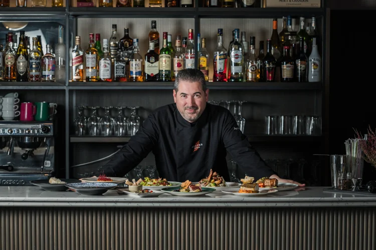 Chef en la barra de un restaurante