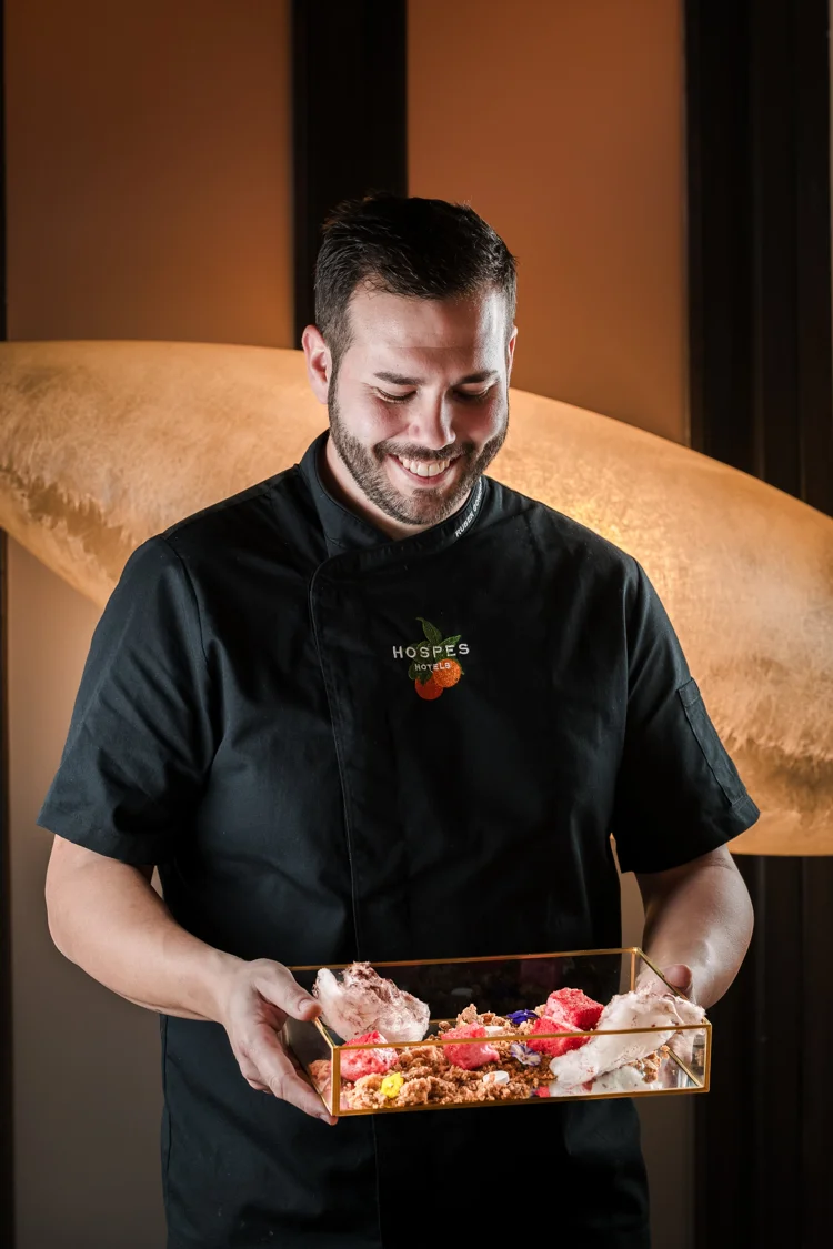 Chef de Hospes con una bandeja de postres