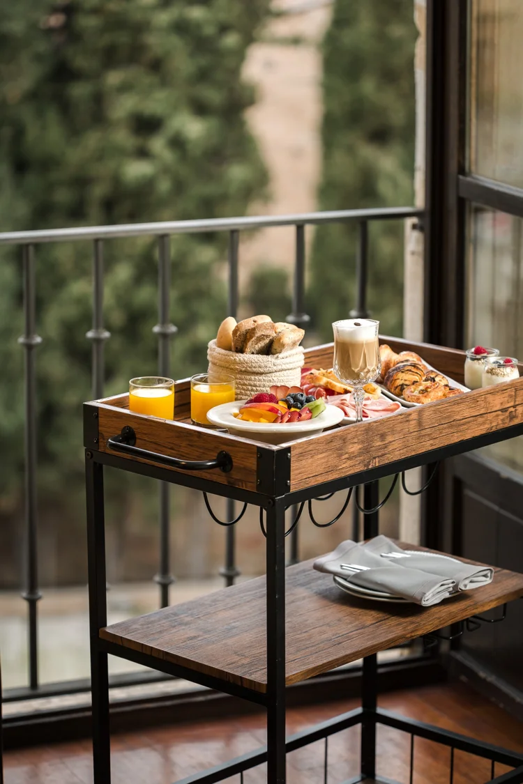 Carrito de desayuno junto a una ventana