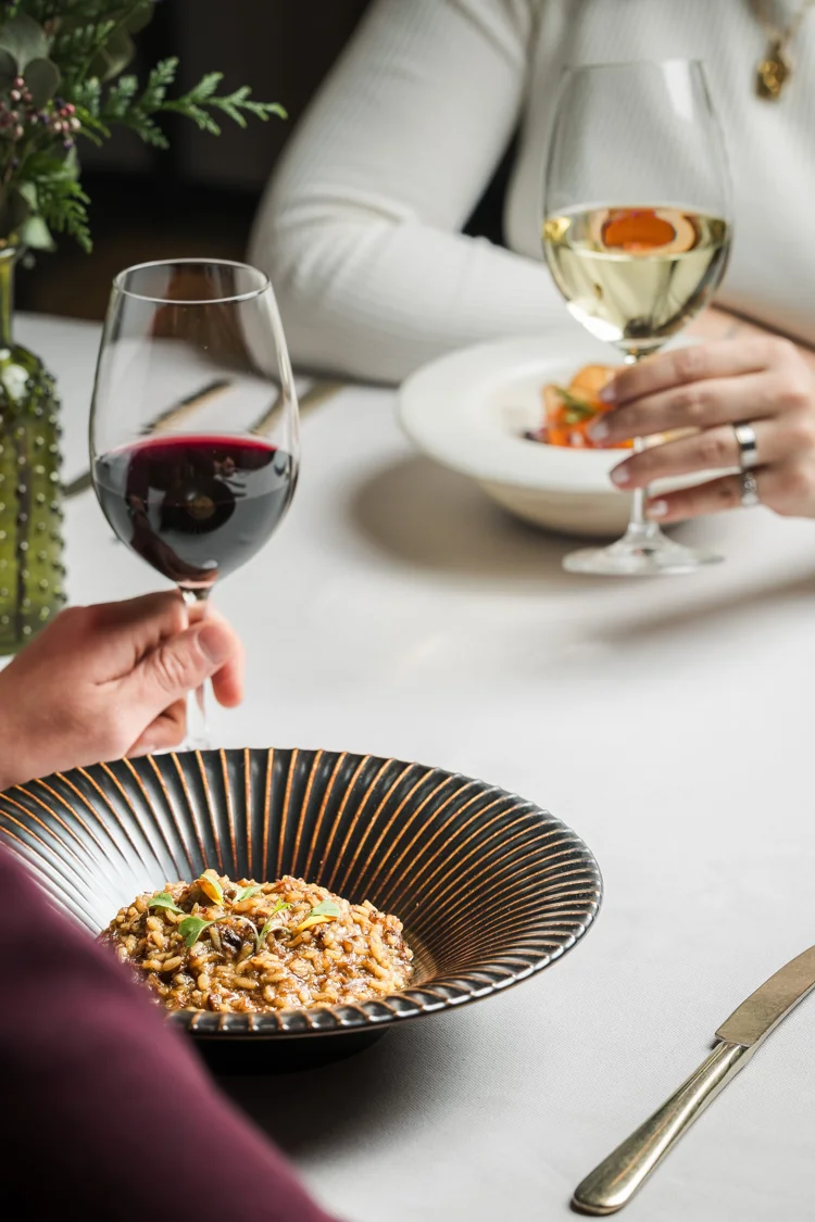 Risotto y copas de vino
