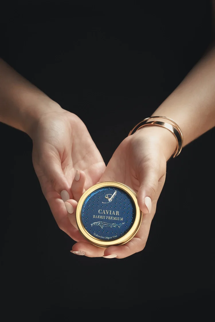 Manos sosteniendo caviar Baerii Premium