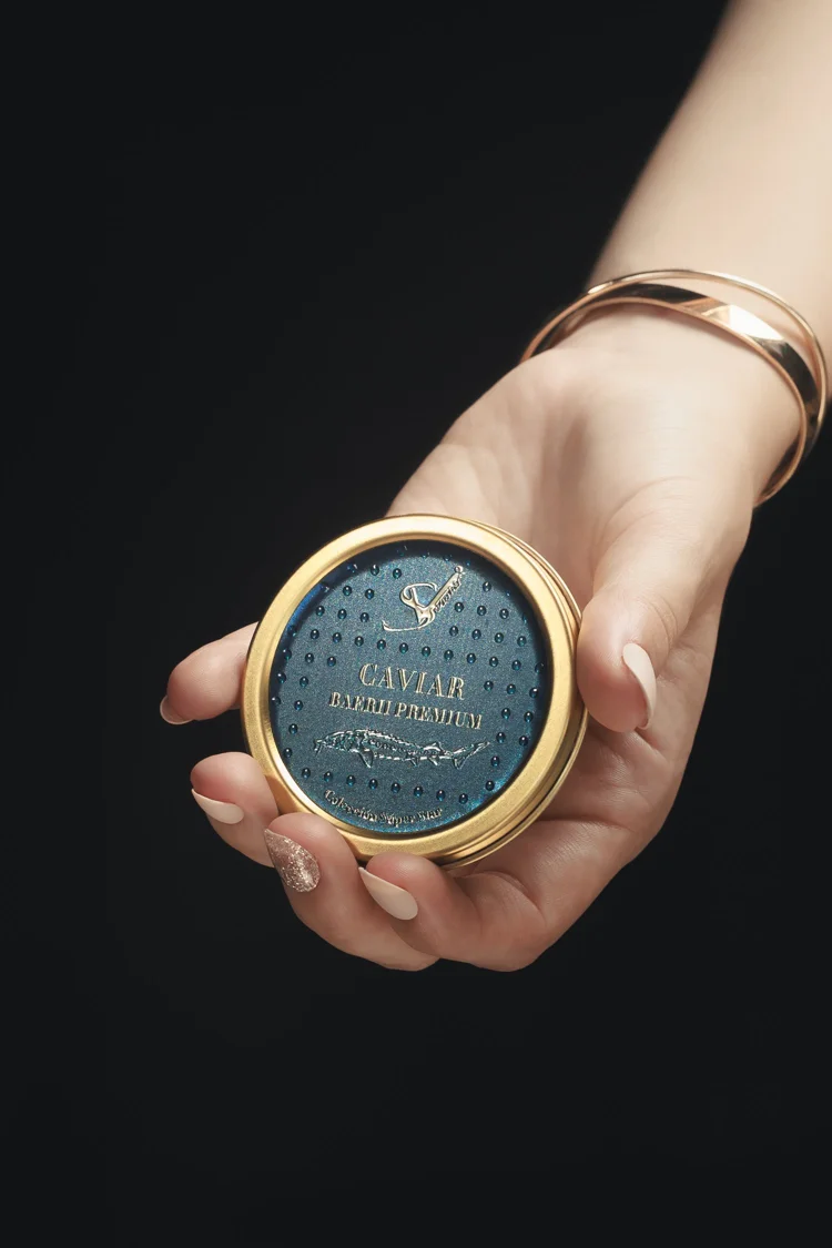 Envase de caviar azul con tapa dorada