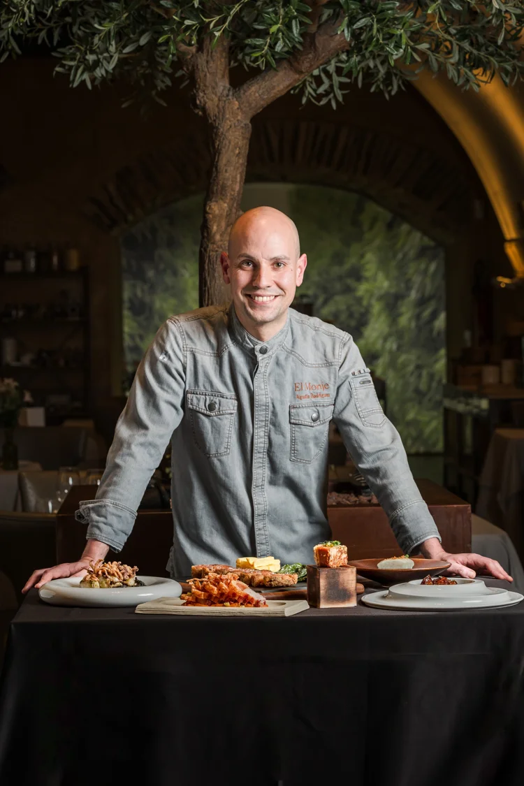 Chef con chaqueta gris en un restaurante