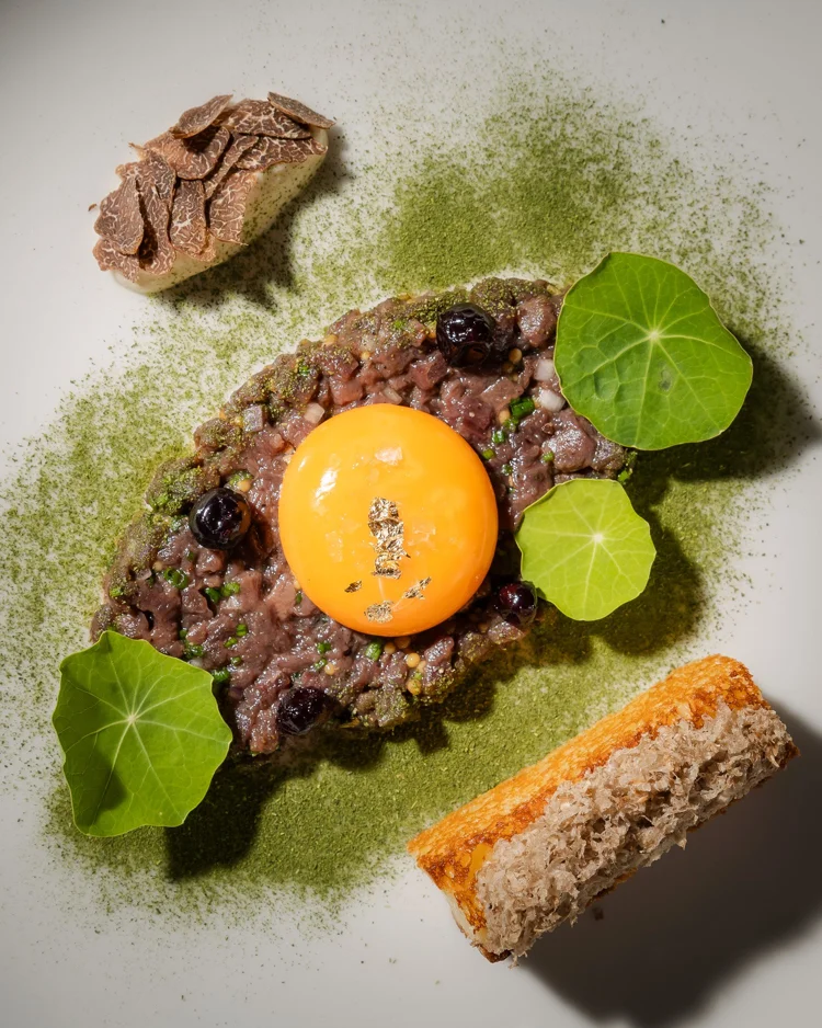 Tartar de carne con yema y trufa