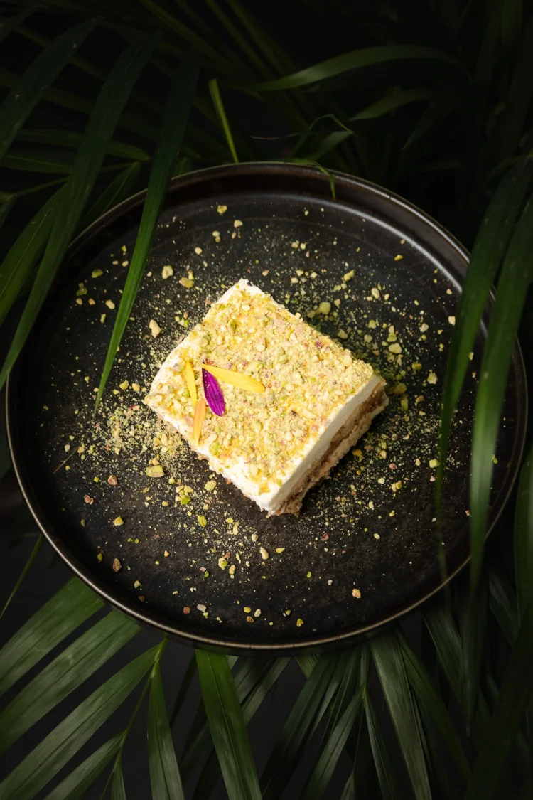 Postre con pistachos y pétalos