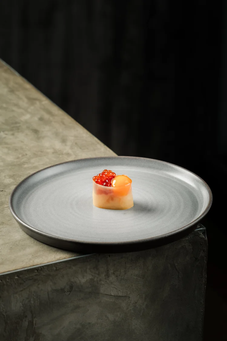 Bocado gourmet con gelatina y huevas