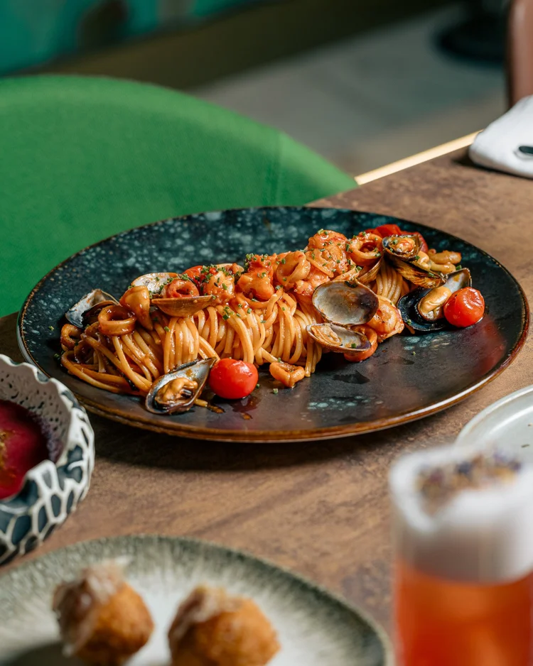 Espaguetis con marisco y tomates cherry