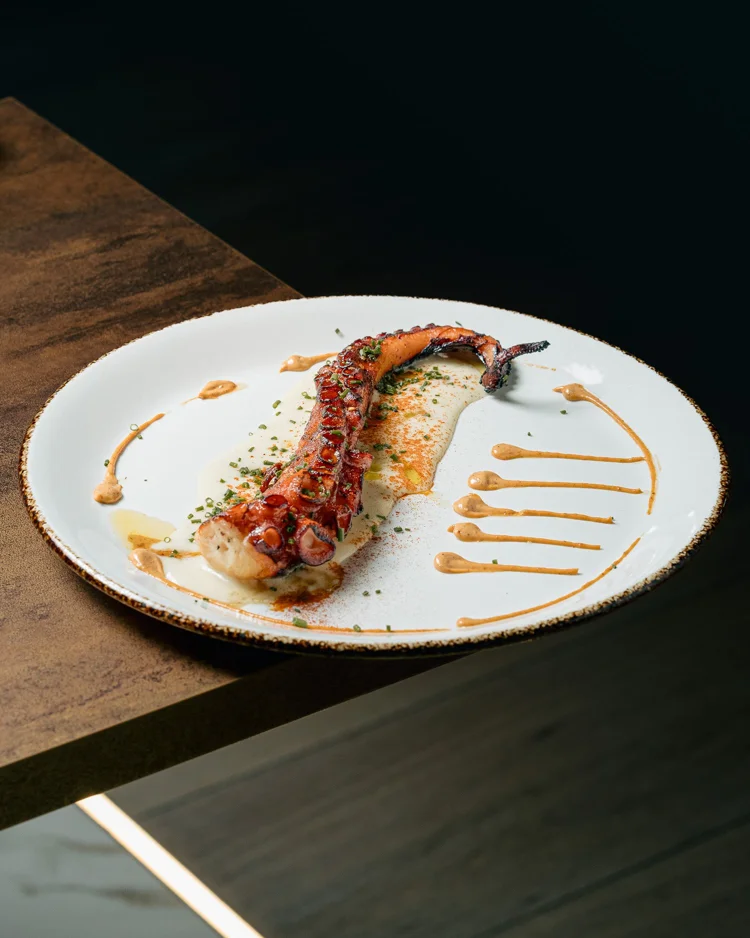 Pulpo asado sobre puré