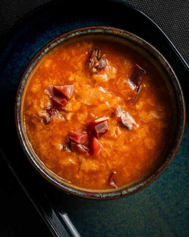 Sopa roja con trozos de carne