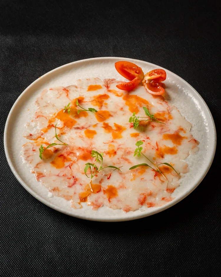 Carpaccio de marisco con tomate cherry
