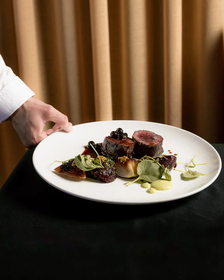 Carne gourmet con guarnición