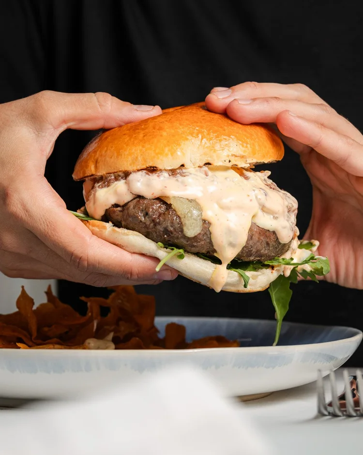 Hamburguesa y patatas fritas