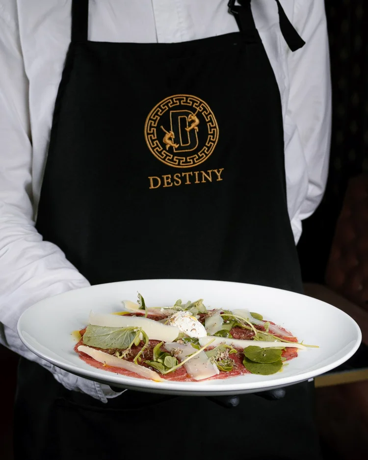 Carpaccio con rúcula y queso