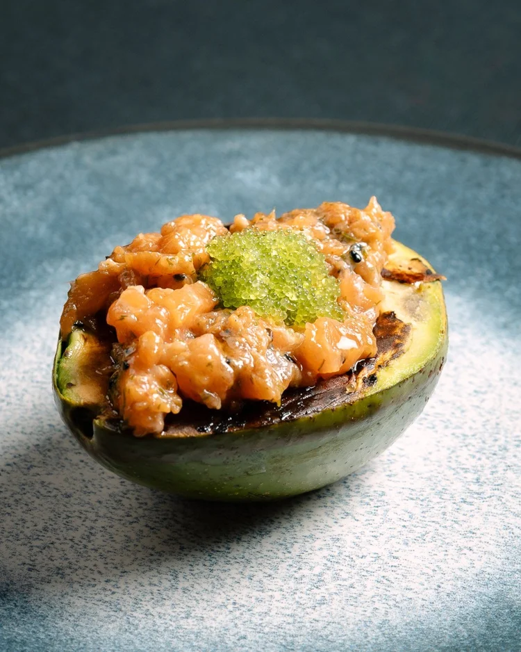 Aguacate con tartar de salmón
