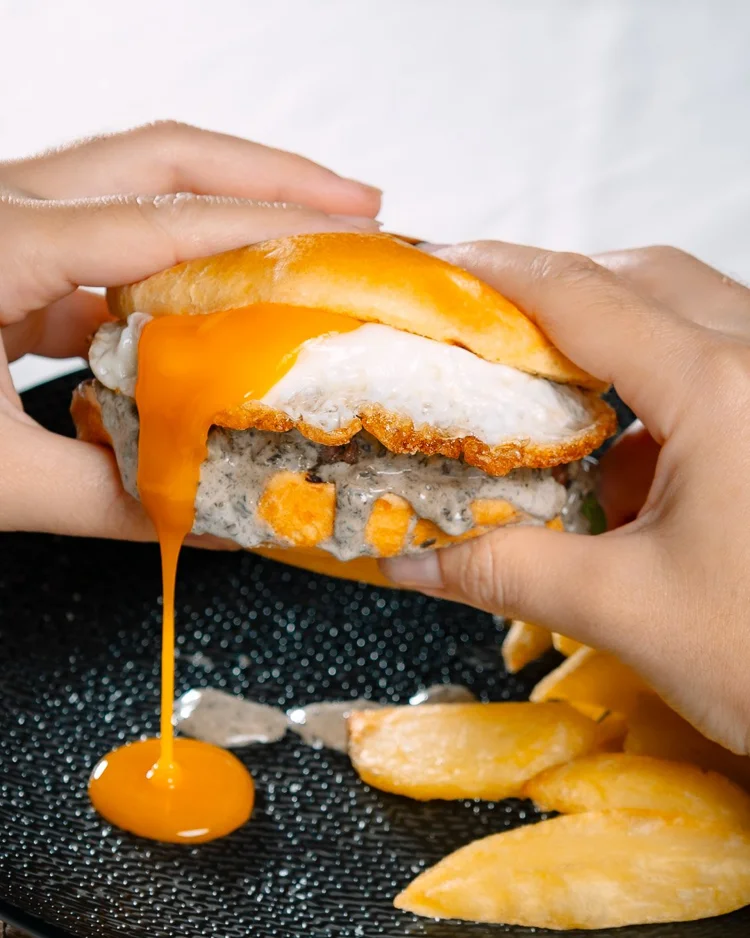 Hamburguesa con huevo frito