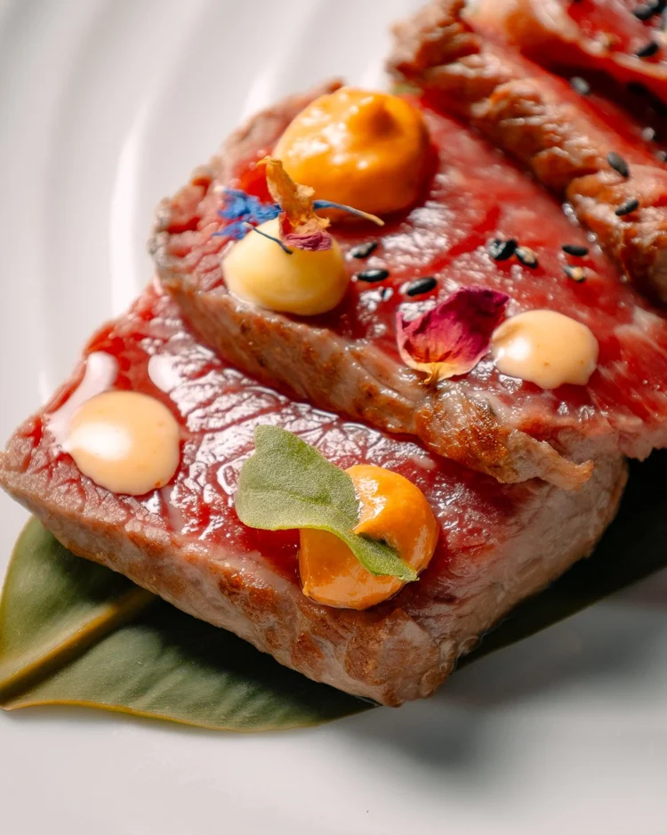 Carne a la parrilla con flores comestibles