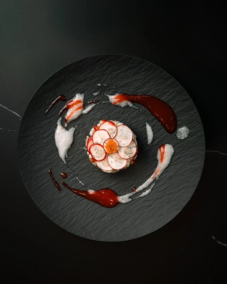 Plato con rábanos y espuma