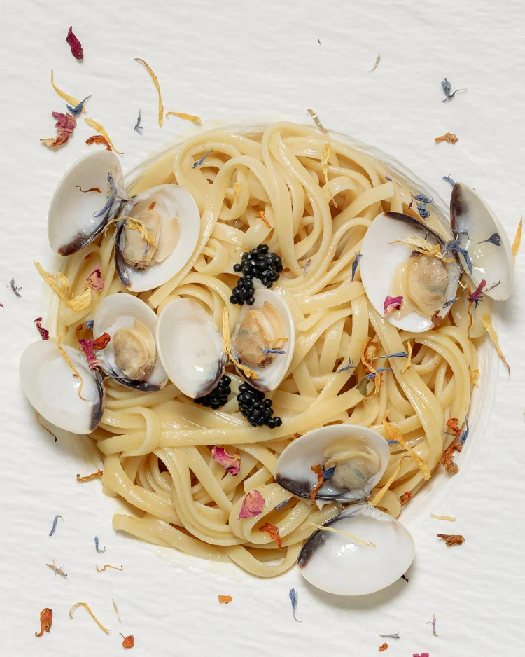 Linguini con almejas y caviar