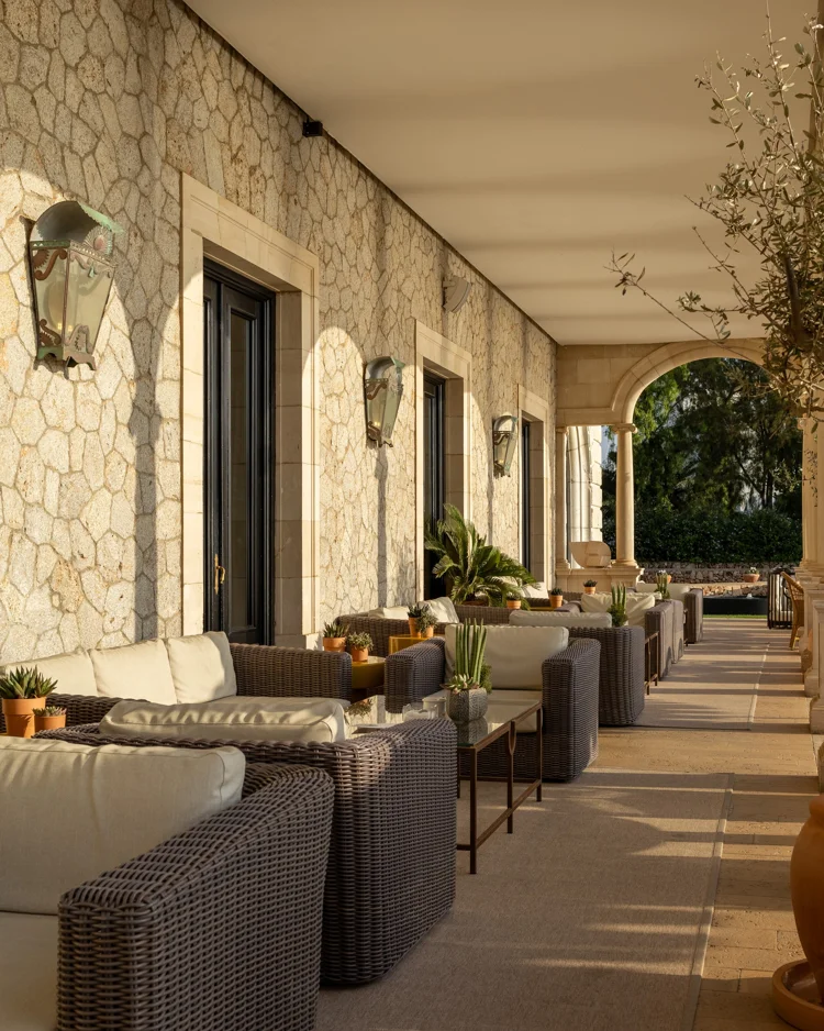 Terraza con muebles de mimbre