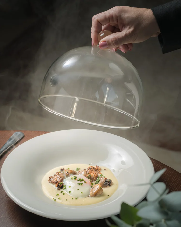 Plato humeante con huevo y champiñones