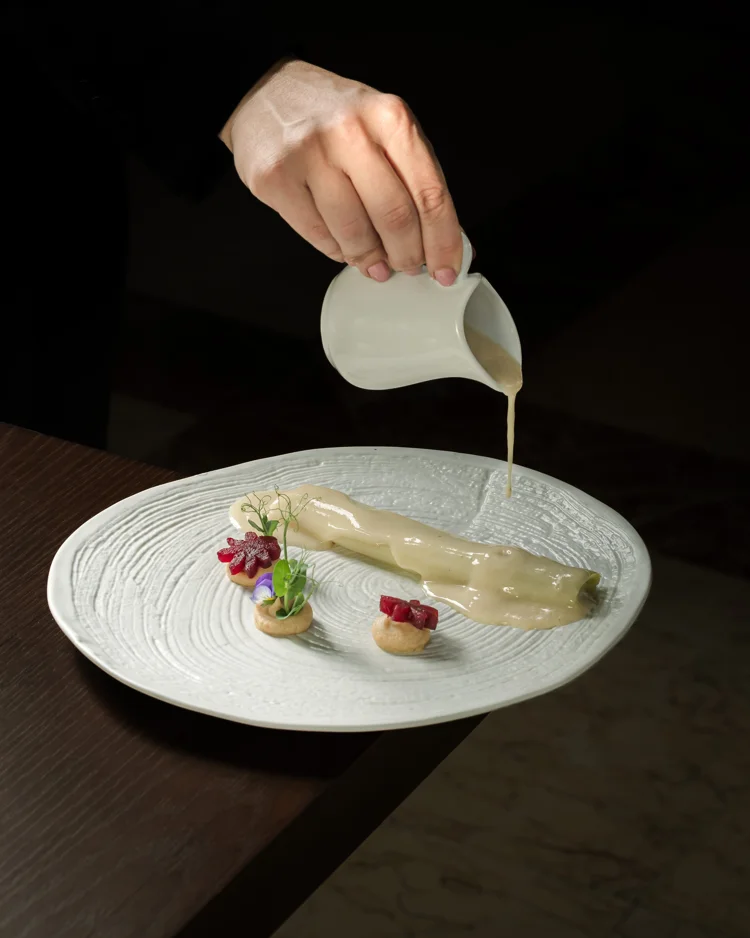 Presentación gourmet con flores comestibles