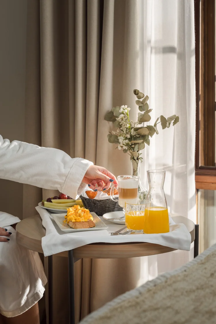 Desayuno junto a una ventana