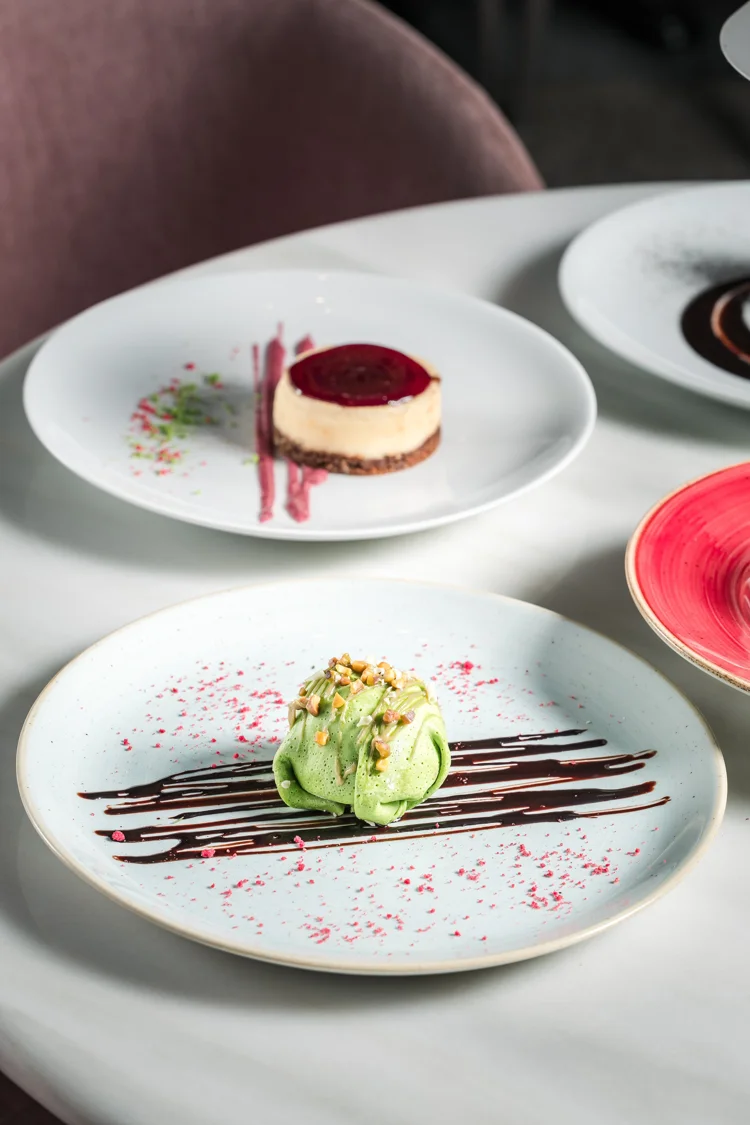 Postres gourmet en platos blancos