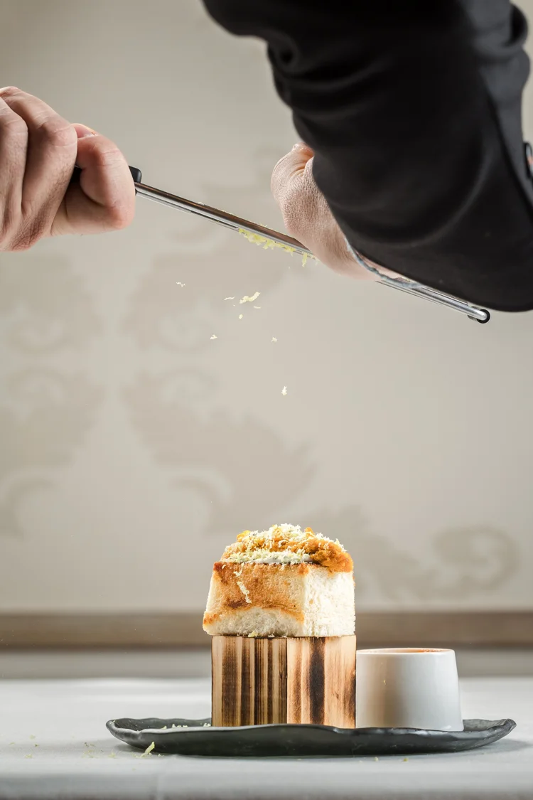 Ralladura de limón sobre un postre