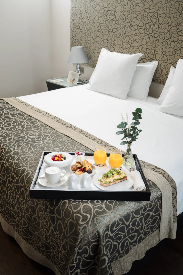 Desayuno sobre una cama de hotel