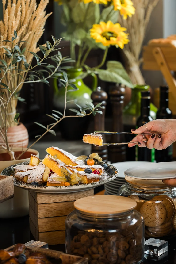 Bandeja de postres y frutas