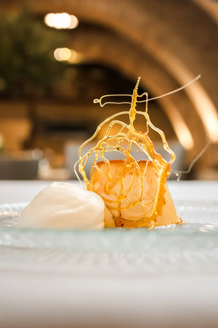 Postre con caramelo artístico