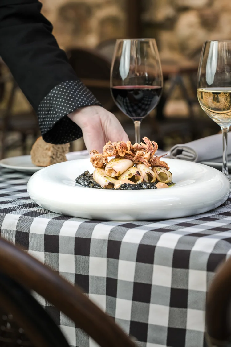 Calamares y copas de vino