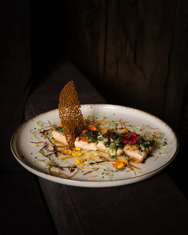 Salmón con flores comestibles