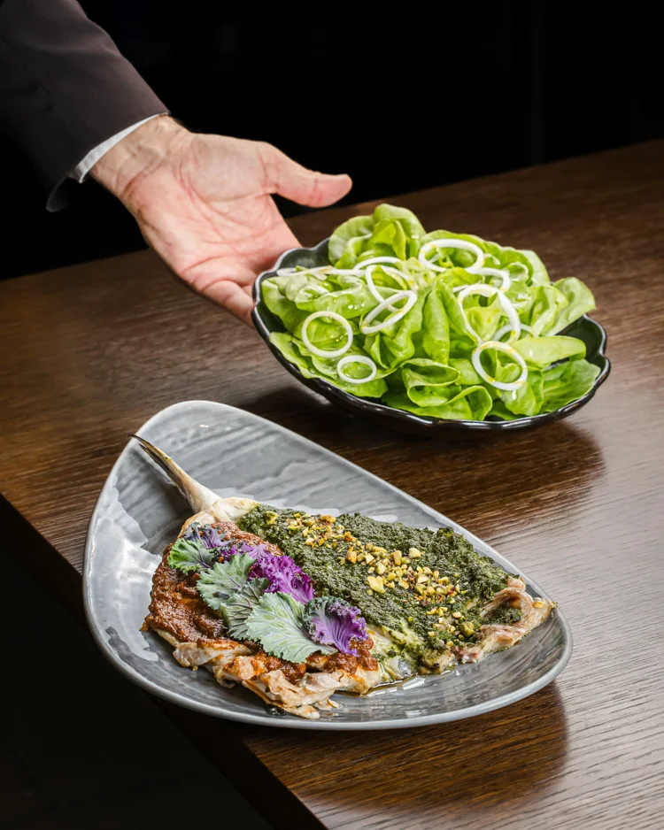 Pescado asado y ensalada