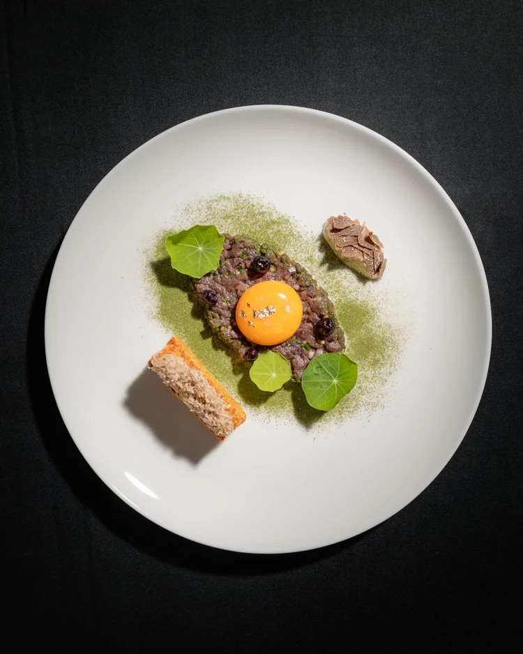 Tartar de carne y yema de huevo