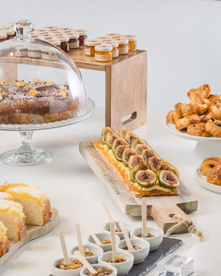 Mesa de desayuno y bollería