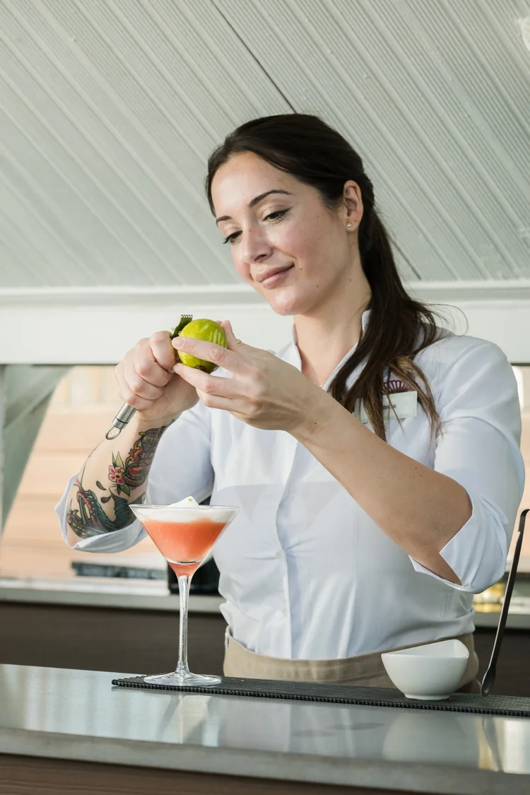 Bartender preparando un cóctel