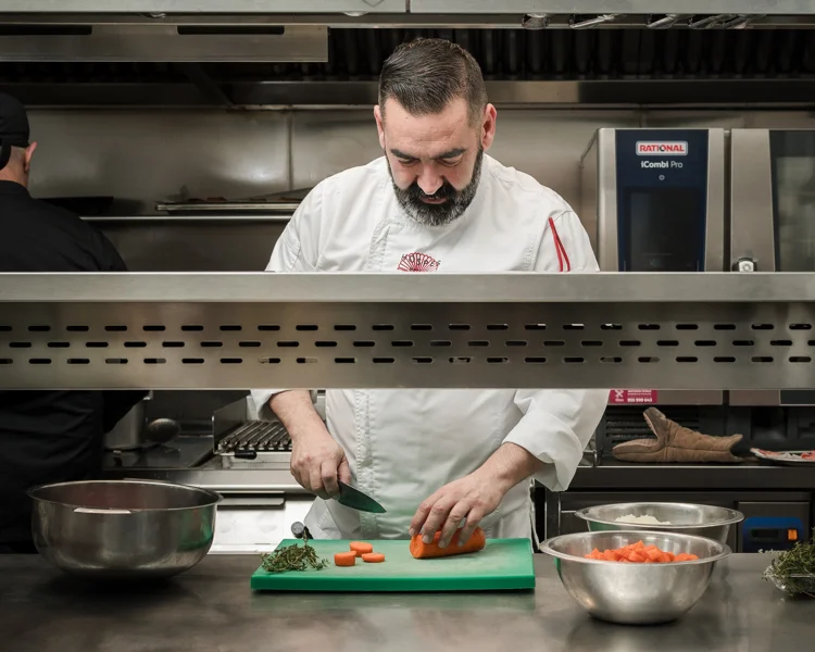 Chef cortando zanahorias