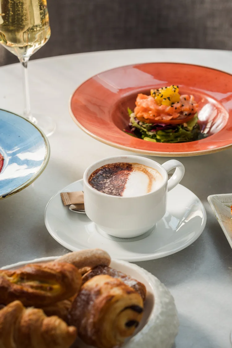 Desayuno con café, salmón y croissants
